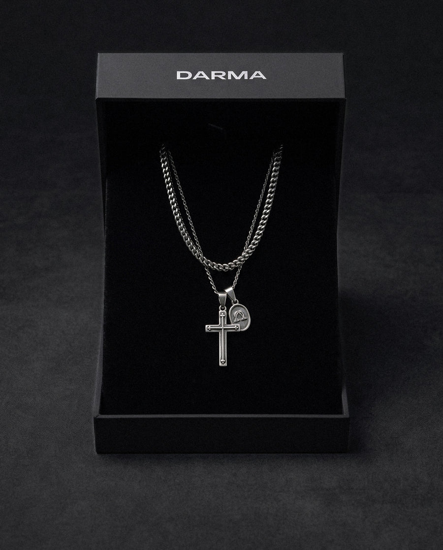 The Layered Set in 925 Silver: the Franco chain and the Pax Cross in 925 sterling silver together in one open DARMA box, on a dark backdrop.
