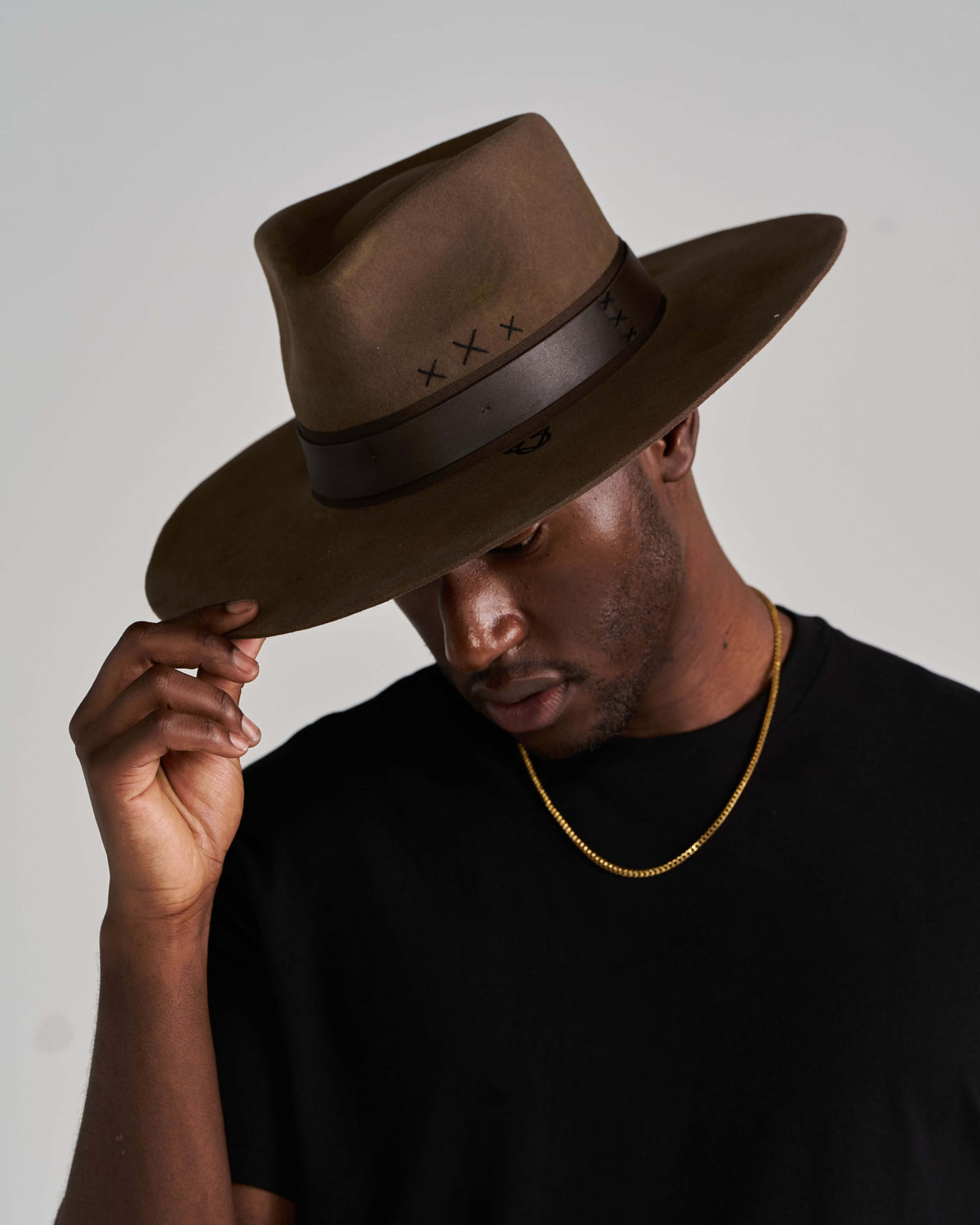 Maxim Hat, Terra