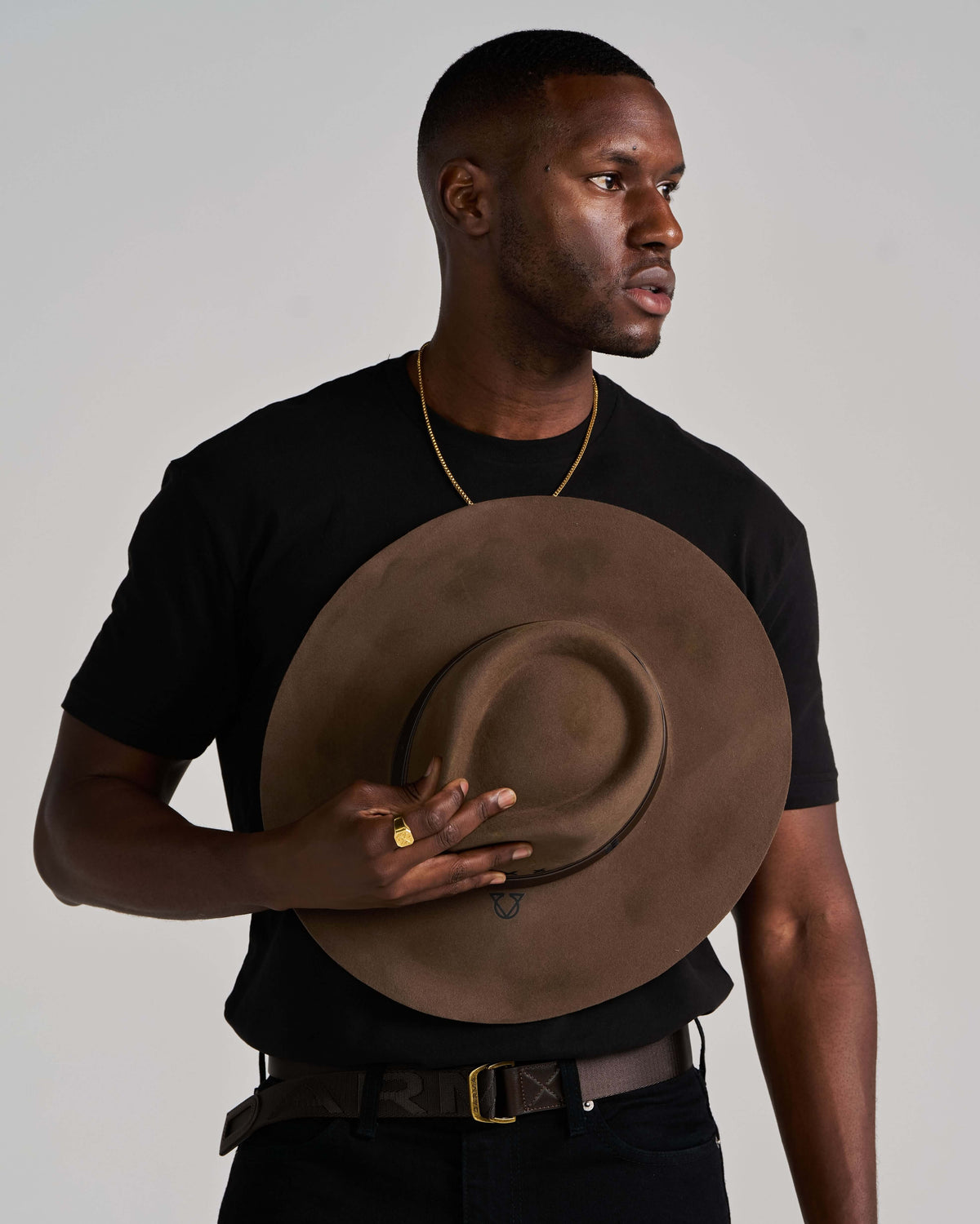 Maxim Hat, Terra